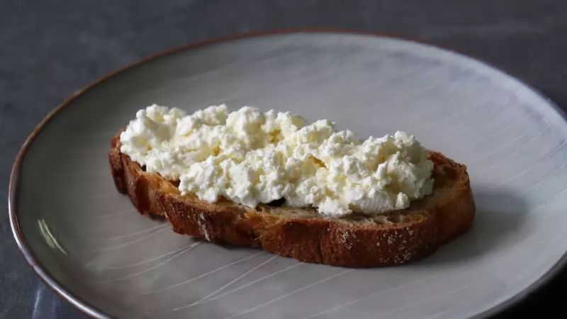 Phô mai Ricotta thường được ăn kèm với trái cây hay dùng làm gia vị cho mì Ý