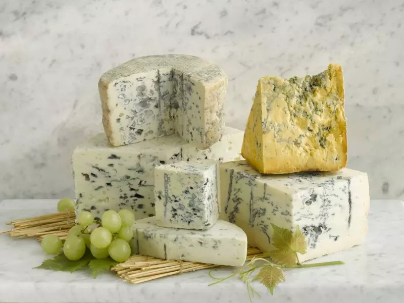 Blue cheese có những đốm xanh lam, xanh xám hoặc xanh pha màu lam