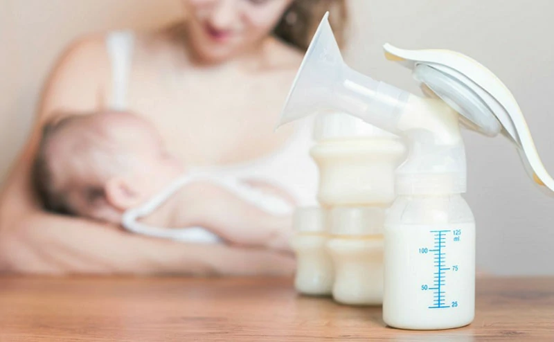 Vắt sữa bằng tay hoặc sử dụng máy hút sữa