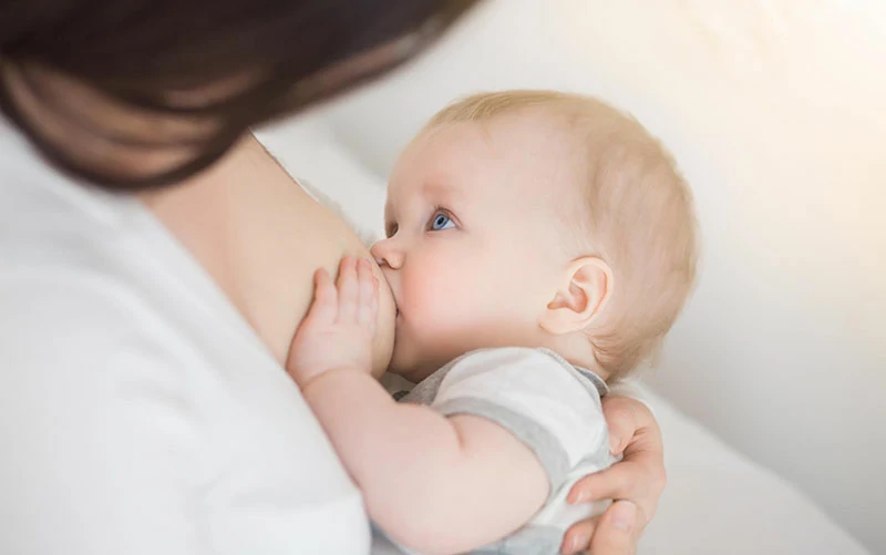 Cho bé bú thường xuyên hơn