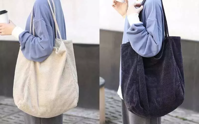 Trong tiếng anh “tote” có nghĩa là “mang theo một thứ gì đó”