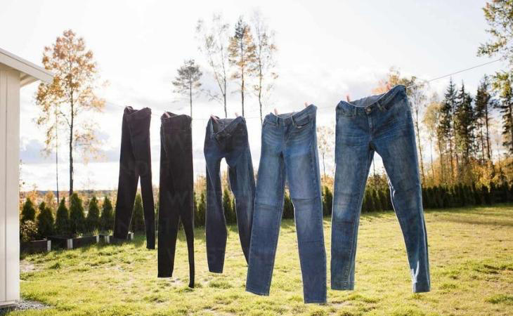 Giặt và phơi riêng quần jean làm từ vải denim
