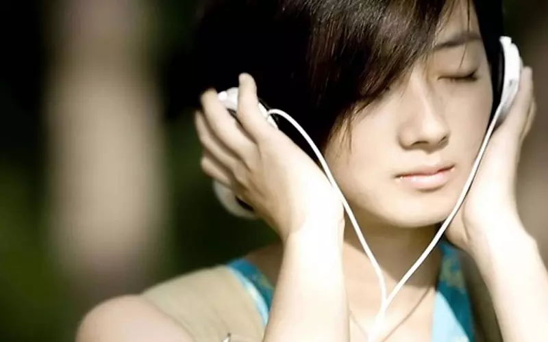 Khi nghe nhạc Lofi, bạn sẽ cảm thấy thoải mái hơn