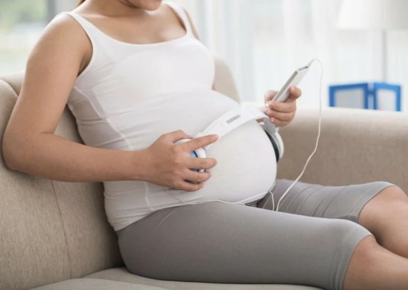 Nên cho trẻ nghe nhạc từ từ trong bụng mẹ để giúp bé phát triển toàn diện và có tư duy tốt hơn.