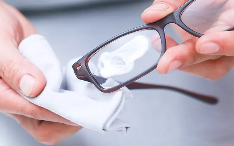 Băng vệ sinh cũng có thể dùng để lau kính