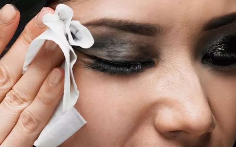 Băng vệ sinh còn giúp các bạn tẩy trang