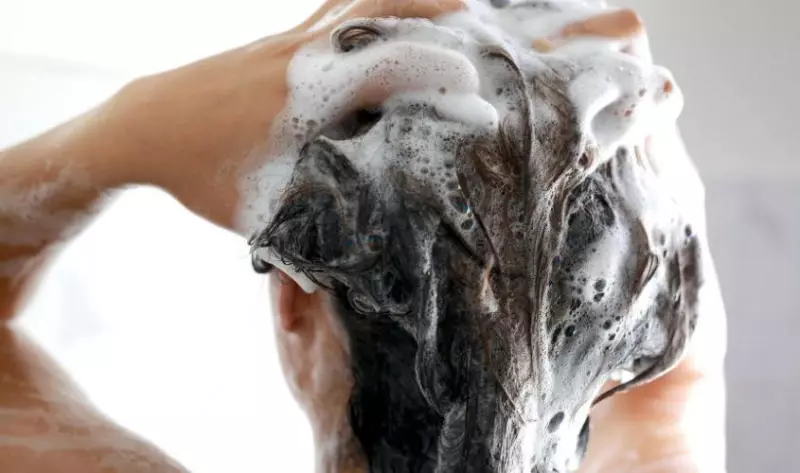 Massage đầu nhẹ nhàng để dưỡng chất từ dầu gội thấm vào sâu chân tóc
