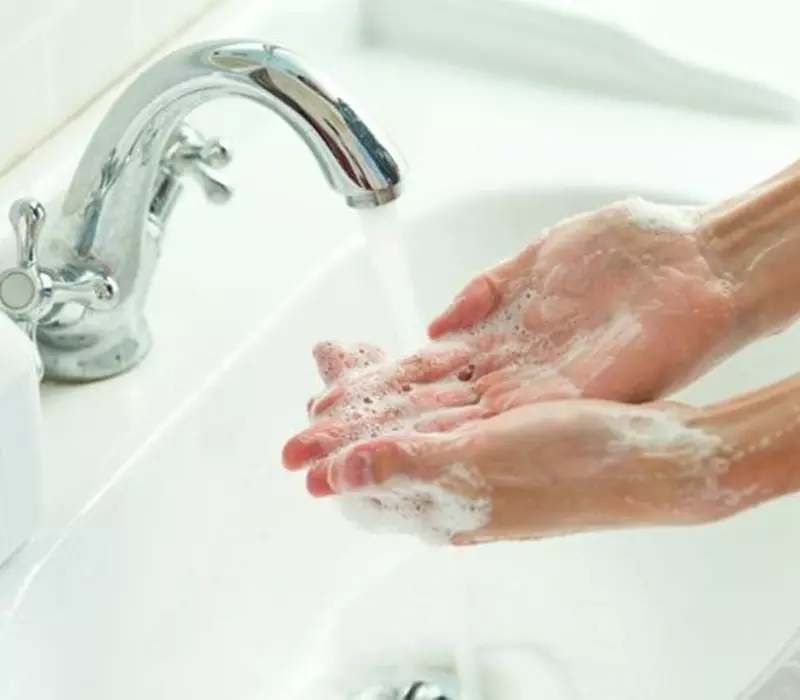 Trước khi rửa mặt các bạn nên vệ sinh tay