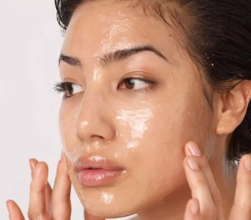 Sử dụng lượng dầu vừa đủ để thoa lên da