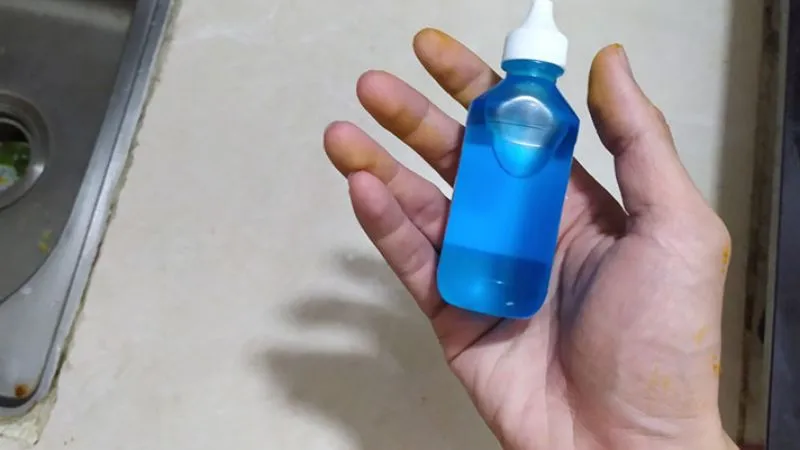 Dùng cồn 90 độ để lau sạch vết lem trên giày