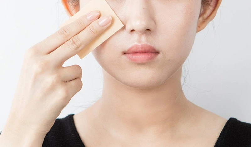 Giúp lớp trang điểm không bị trôi do dầu