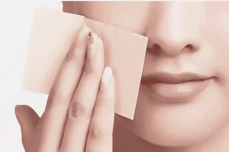 Dùng giấy thấm dầu cho da mụn, da nhạy cảm