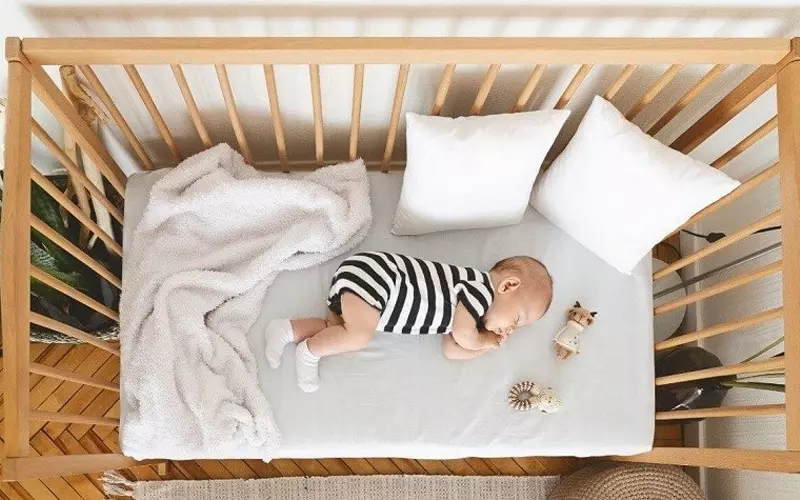 Nôi loại trung bình sẽ thích hợp cho bé có chiều cao lớn hơn