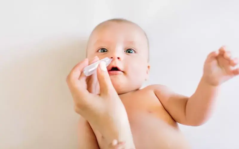 Một số lưu ý khi sử dụng nước muối sinh lý cho bé
