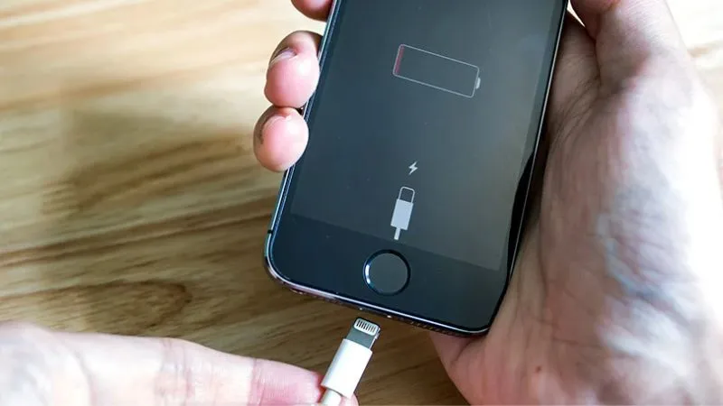 Pin ảo iPhone là hiện tượng pin thực tế không đúng với phần trăm pin hiển thị trên màn hình