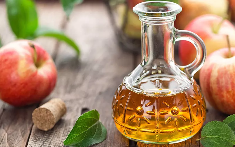 Nước giấm táo giúp bạn khắc phục tình trạng răng bị ố vàng