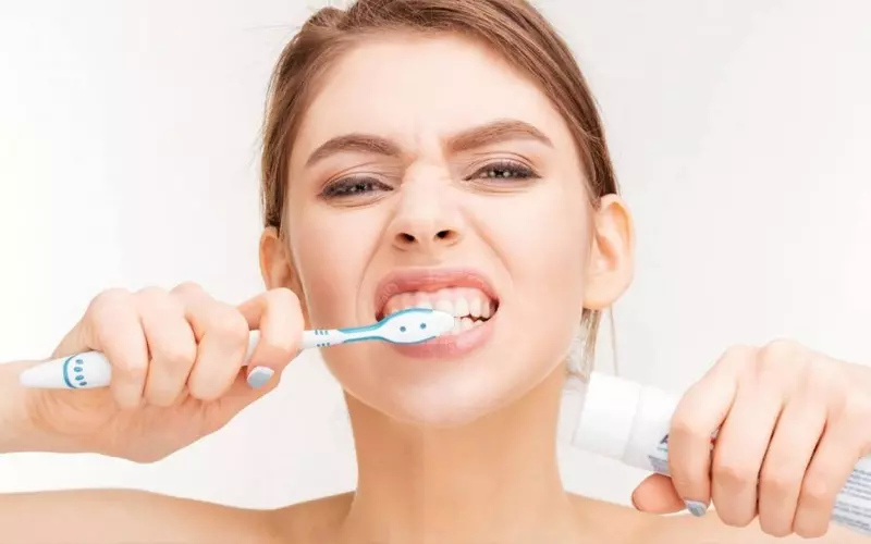 Đừng nên đánh răng quá mạnh