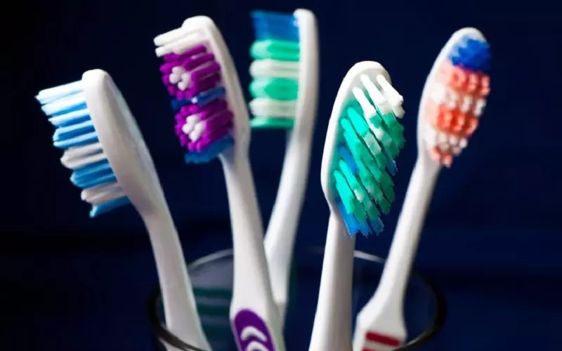 Bàn chải cứng sẽ làm việc vệ sinh răng miệng khó khăn hơn