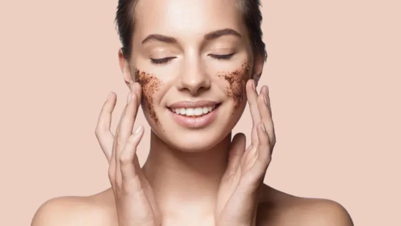 Tẩy da chết vật lý là việc massage các sản phẩm có chứa hạt hoặc peeling gel lên bề mặt da