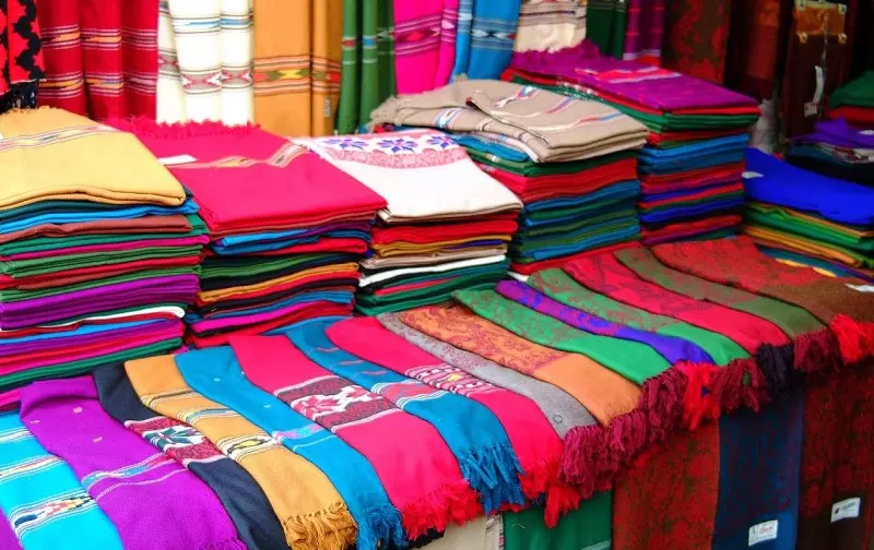 Textile là một từ có nguồn gốc từ tiếng La tinh được dịch ra tiếng Việt là dệt may.