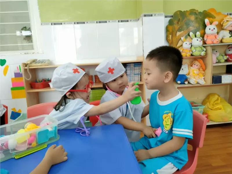 Nhờ có trò chơi đóng vai mà bé có thể trải nghiệm nhiều vai trò khác nhau