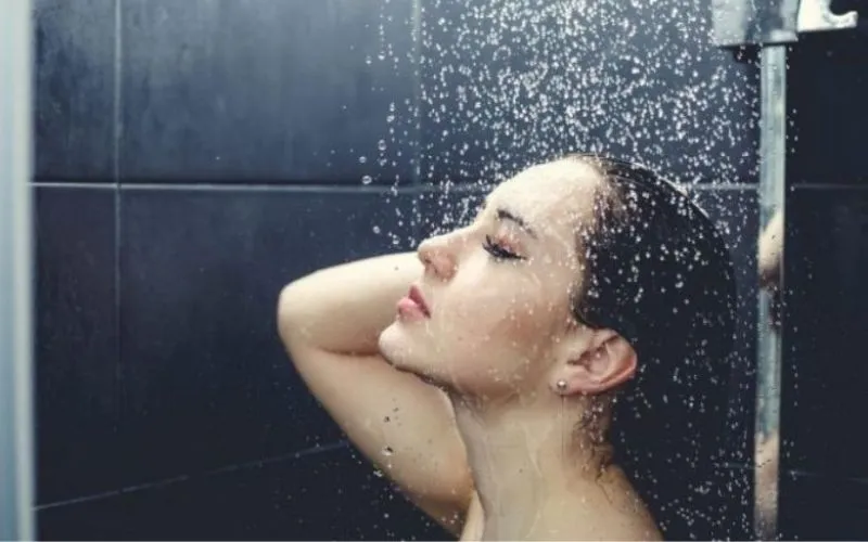 Xả sạch lại với nước và có thể kết hợp thêm dầu xả Biotin & Collagen Conditioner