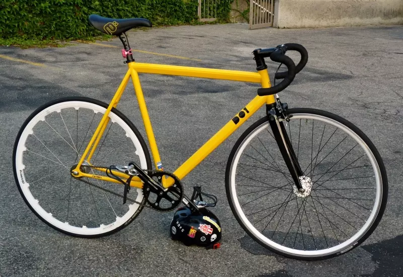 Xe đạp Fixed Gear là xe đạp không phanh có thể đạp lùi và đạp tiến tùy thuộc vào hướng chuyển động của xe mà bạn muốn
