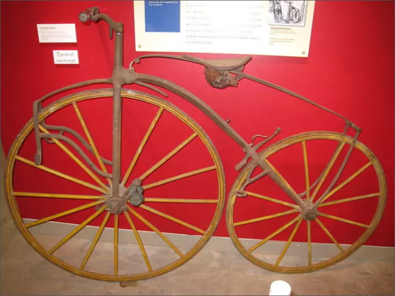 Những năm 1860, bàn đạp xuất hiện cùng chiếc xe Boneshaker hay Velocipede