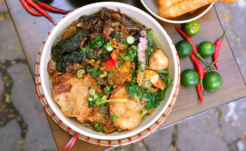Bánh đa cua sử dụng các nguyên liệu như cua đồng, bánh đa đỏ, nước riêu cua
