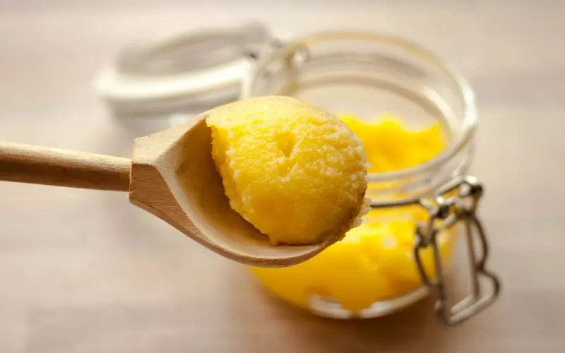 Nên hạn chế sử dụng bơ ghee đối với những người có cholesterol xấu khoảng một hoặc 2 muỗng mỗi ngày
