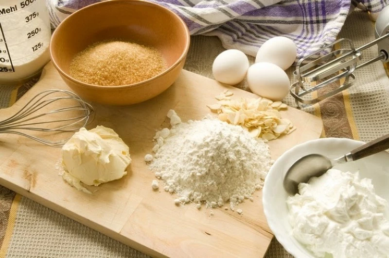 Bột nở là dạng bột màu trắng, dễ hút ẩm và hòa tan nhanh trong nước