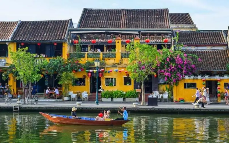 Cao lầu đã xuất hiện từ thế kỷ XVII khi các thương nhân nước ngoài đến Hội An