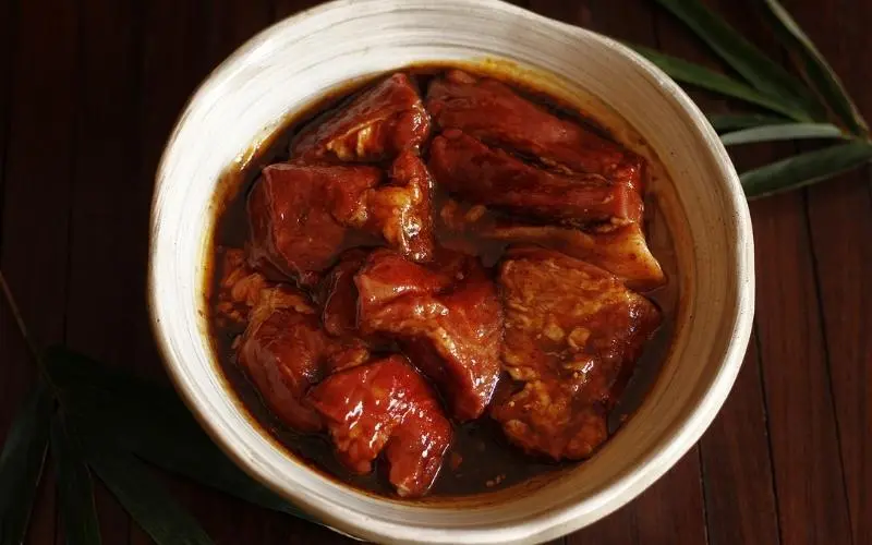 Nước dùng của cao lầu được nấu từ sốt thịt heo xá xíu nên có phần sệt hơn