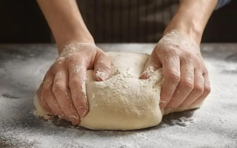 Trộn và nhào bột để làm sợi mì