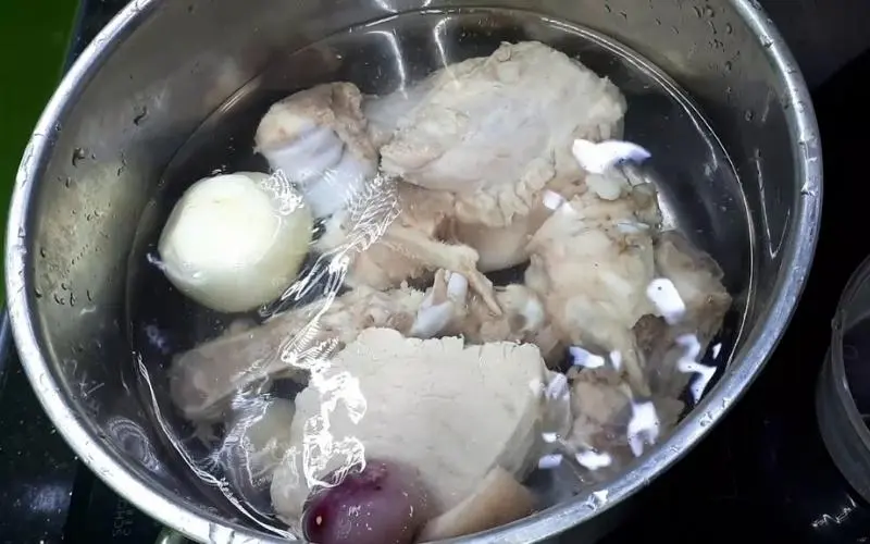 Hầm xương cùng với hành tây