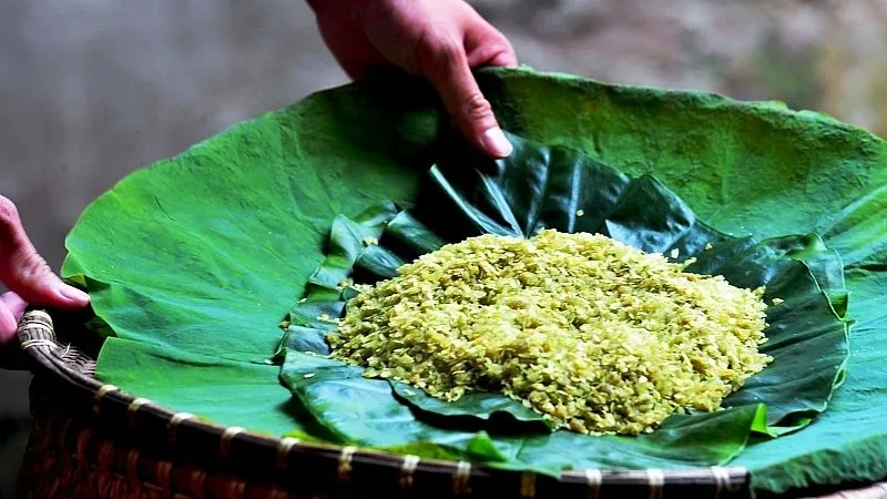 Cốm làng Vòng được bọc trong 2 lớp lá giúp giữ độ dẻo mềm, thơm ngon
