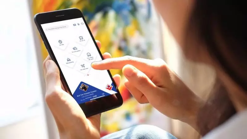 Bằng cách gửi tiền vào tài khoản ngân hàng của các streamer