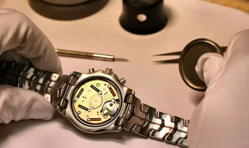 Cấu tạo bên ngoài của đồng hồ máy Quartz