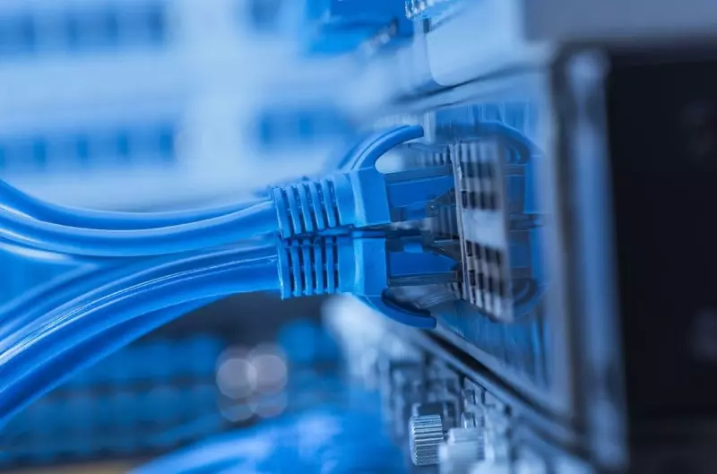 Cổng Ethernet có nhiệm vụ kết nối phần cứng mạng có dây trong hệ thống mạng