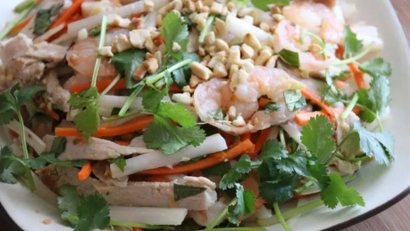 Gỏi gà ngó sen có vị giòn dai của ngó sen và vị ngọt từ thịt gà