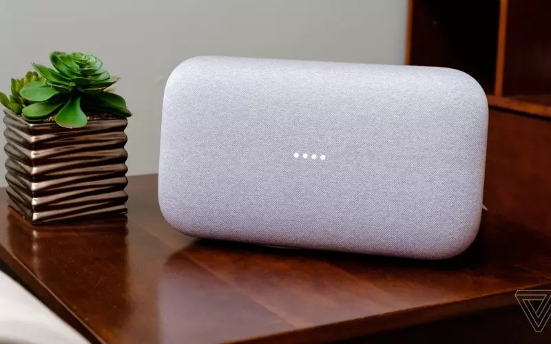 Google Home Max với thiết kế loa âm thanh nổi, bao gồm loa siêu trầm và hai loa tweeter