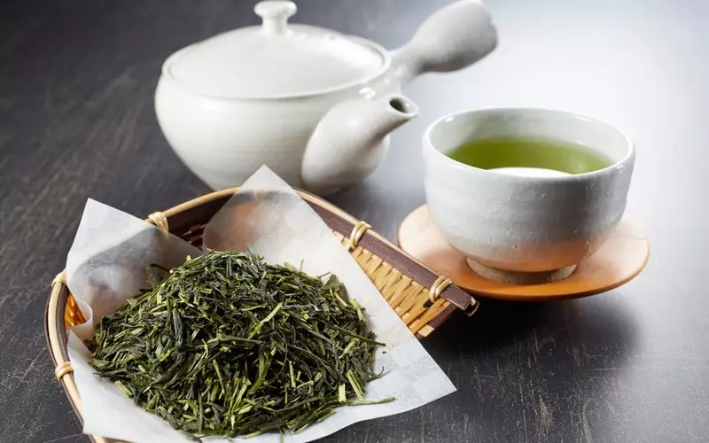 Trà Hojicha có nguồn gốc từ lá non Sencha, lá già Bancha hoặc từ thân cây Kuchicha