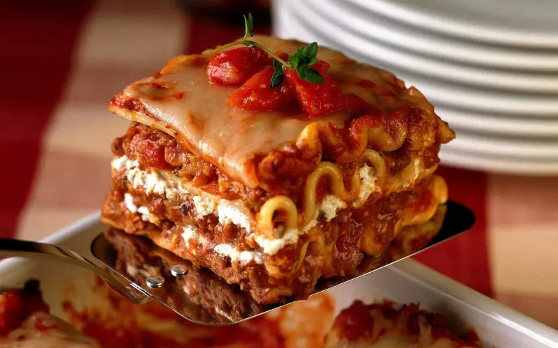 Lasagna là loại mỳ phẳng, dạng lá hoặc tấm với nguyên liệu chủ yếu là thịt, phô mai, nước sốt và lá lasagna