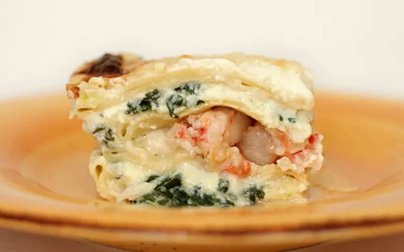 Biến tấu món Lasagna bằng cách thay thịt bò bằng hải sản như tôm, sò điệp,...