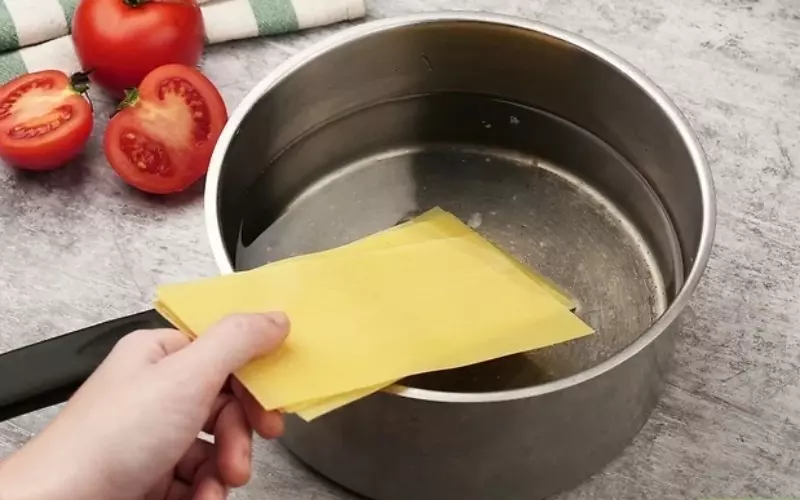 Bước 1: Trụng lá mì Lasagna