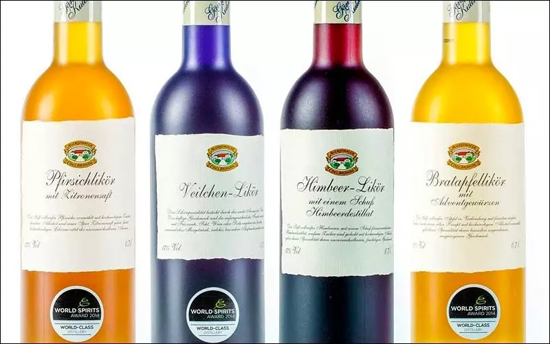 Fruit liqueur (rượu mùi trái cây) có nhiều màu sắc đẹp mắt