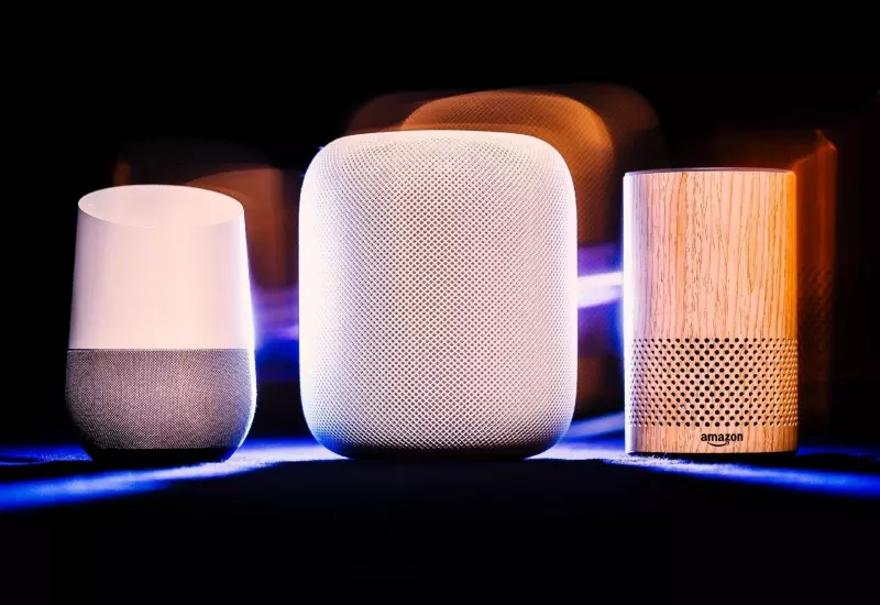 Loa thông minh là loại loa không dây với kích thước nhỏ và được kết nối với Wifi hoặc Bluetooth