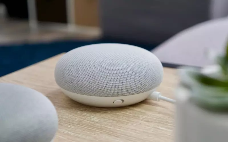 Google Nest Mini cho phép người dùng điều khiển hầu hết mọi thiết bị thông minh như một trợ lý Google ảo