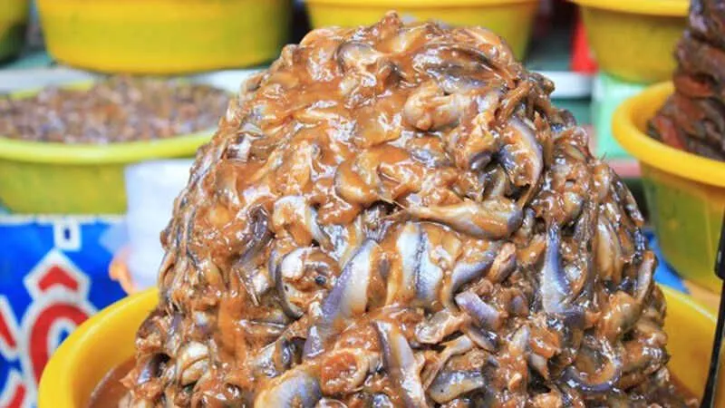 Món mắm bò hóc tại Sóc Trăng thường có nguyên liệu chính là cá trê vàng