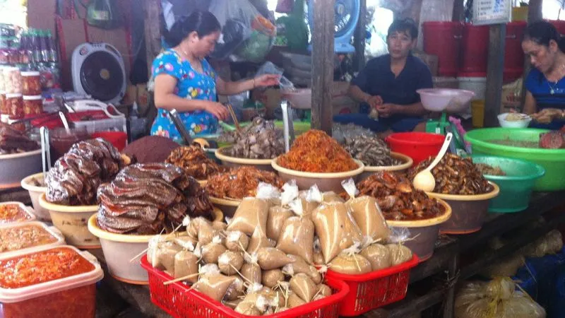 Bạn có thể dễ dàng tìm mua mắm bò hóc tại các khu chợ truyền thống